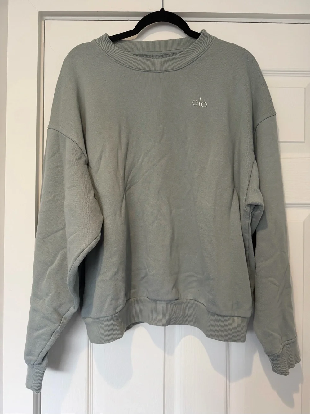 Auth. ✅ RARE ALO Yoga Accolade Crewneck Pullover in “Cosmic Grey” Size Large 🩶💚💙